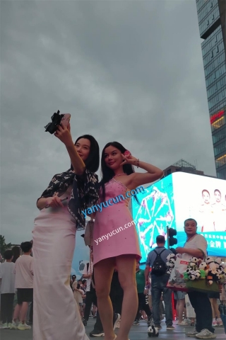 XM362粉色连衣裙美女和闺蜜打卡拍照，红色内内带翅膀