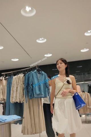 XM448白色连衣裙美女商场买鞋试鞋，粉色内带翅膀