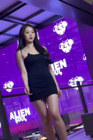 MG008【芒果CD】模特身材的气质美女走台步露足黑N