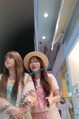 XM456粉色JK肉色丝袜小美女和朋友逛夜市，白色内内