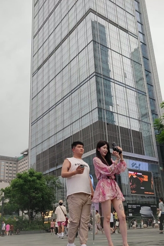 XM145粉色连衣裙美女和朋友出来旅游，白色内内