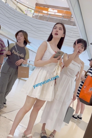 trump1423【KFC】吊带长裙少妇逛街·看不懂为啥穿透明安全裤半透内