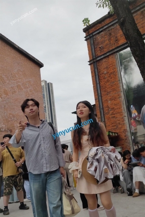 XM488粉色连衣裙白丝短腿袜美女和男朋友打卡网红地，白色内