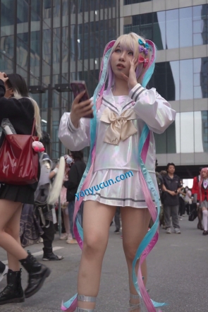 【xxn-365】小姐姐被同好和摄影围拍..自己掀起衣服透心凉CD