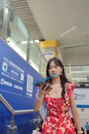 XM499红色印花连衣裙极品身材美，白色内内