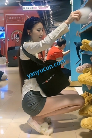 高个蹲姿美女向路人展示身材7ctmngwjd