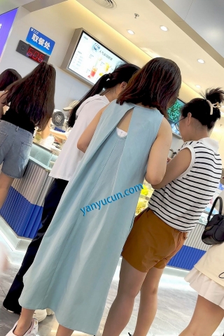 trump1437【KFC】学生妹和闺蜜逛街·蓝色超长裙下穿了白色内内