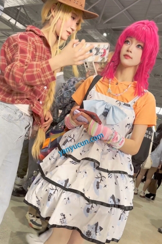 trump1368【KFC】长裙COSER学生妹逛展·一直蹲下合影·翘屁股露出粉色内