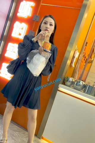 trump1438【KFC】风韵犹存的少妇·长裙白色内内CD盯着镜头看