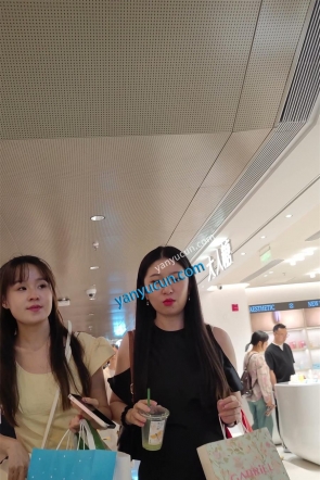 XM484黄色连衣裙美女和闺蜜逛街，白色内内