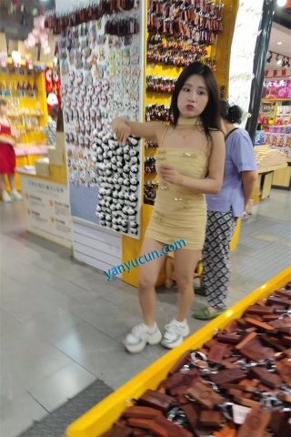 XM459黄色包臀裙小姐姐，粉色窄内