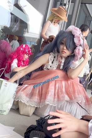 trump1456【KFC】洛丽塔裙学生妹精心打扮·粉色紧身内尿出了B痕迹