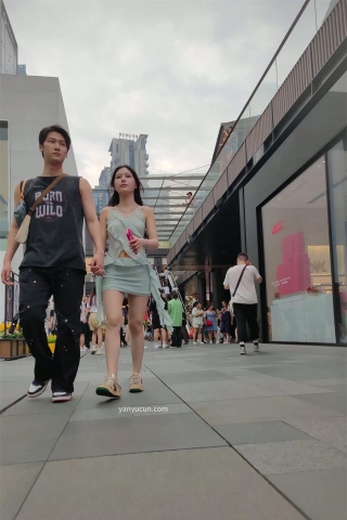 XM330绿色蕾丝超短裙美女和男朋友逛街，粉色内内