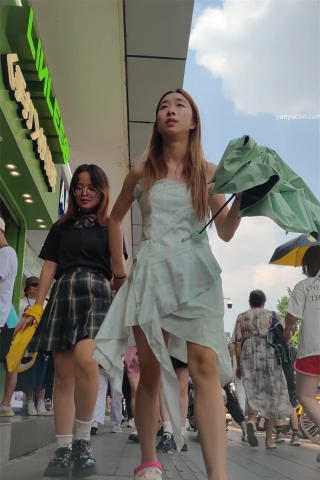 XM272蓝色连衣裙小姐姐和闺蜜逛街，白色内内