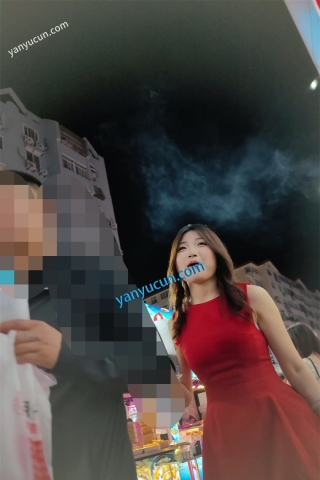 XM458红色连衣裙美女和男朋友逛夜市，白色内内
