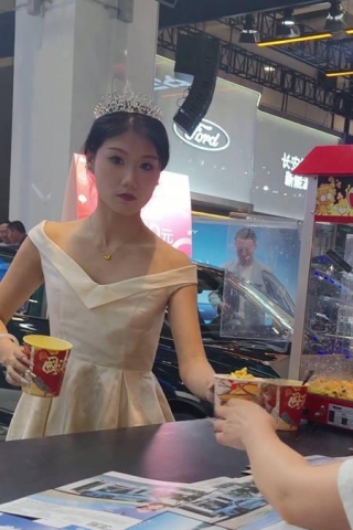 CS019【CSCD】车展礼仪小姐姐专心发放礼品，灰色窄内