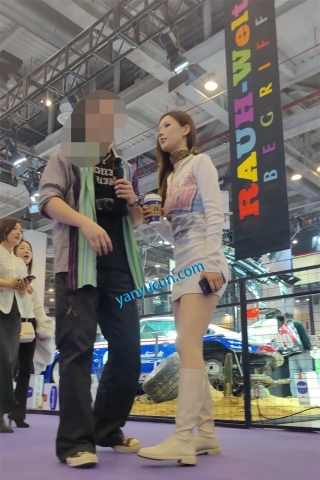 XM453白色包臀裙极品美女和男朋友逛展会，白色丁字裤漏毛