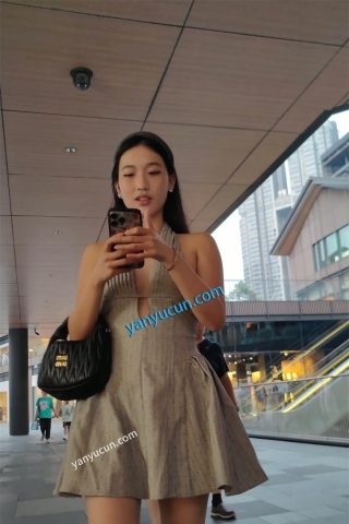 XM472灰色露背性感连衣裙美女和闺蜜逛街，白色内内