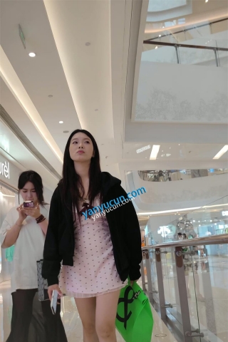 XM395粉色连衣裙小姐姐和闺蜜逛街，黑色丁字裤