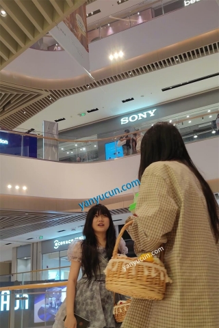 XM407黑丝短腿袜连衣裙小姐姐和朋友逛街，白色内内