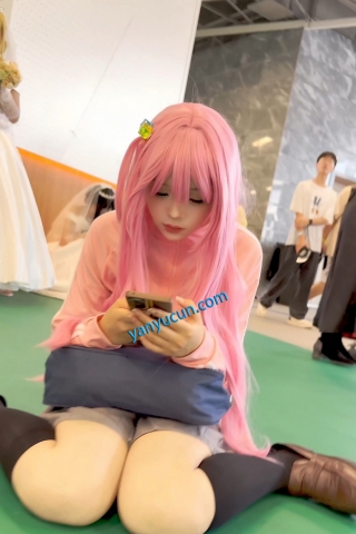 trump1430【KFC】超萌JK学生妹COSER·呆萌可爱眼神·短裙下穿了骚窄内