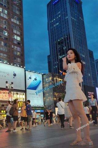 XM425白色连衣裙极品美女扶梯抄底，白色屁股开个叉内内