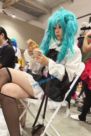 trump1453【KFC】短裙COSER坐着专心数钱·过膝黑丝粉色内内前后CD