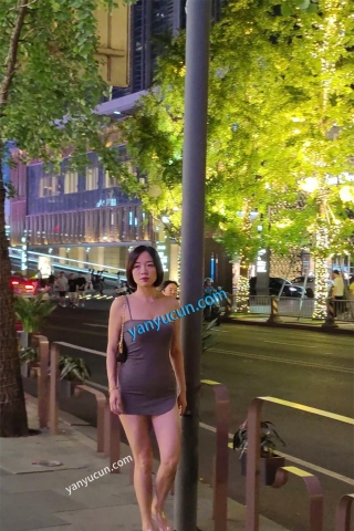 XM427灰色包臀裙气质短发美女被摄影师追着街拍，黑色窄内